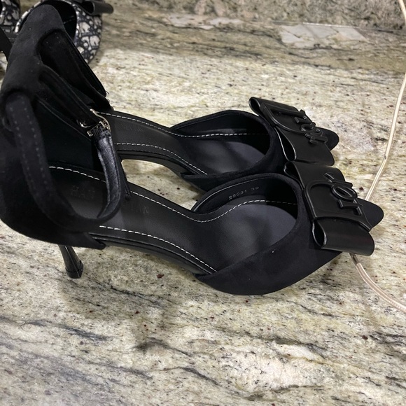 Dress up for the office in this black elegant black heel. - Picture 4 of 5